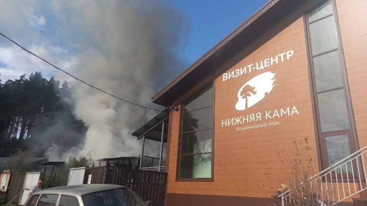 В Боровецком лесу загорелся визит-центр нацпарка «Нижняя Кама» В Боровецком лесу загорелся визит-центр нацпарка «Нижняя Кама»