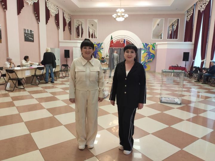 Проголосовали дуэтом: в Челнах на выборы пришли певицы-близнецы