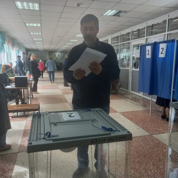 «Прошел 100 метров из детства»: Олег Коробченко с семьей проголосовал в родной школе