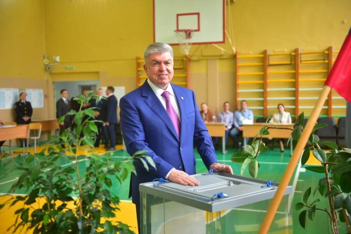 «Участие в выборах – это уважение к своему городу, семье»: мэр Челнов проголосовал в школе №23 «Участие в выборах – это уважение к своему городу, семье»: мэр Челнов проголосовал в школе №23