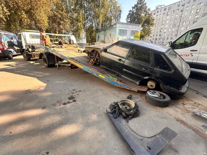 В Челнах эвакуировали машину, которая развалилась при загрузке