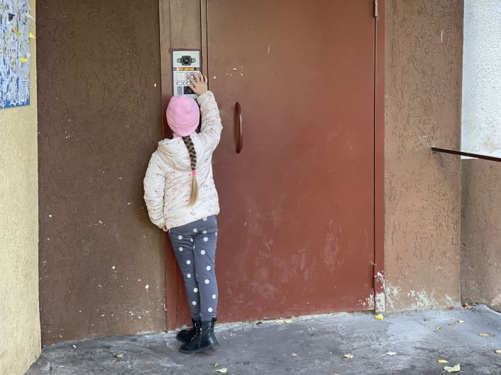 «Люди стояли на улице два часа»: домофон в Челнах заблокировал дверь в подъезд