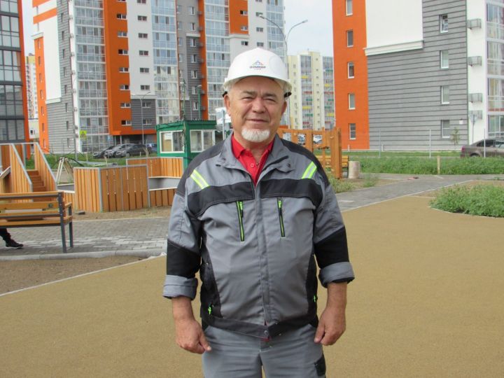 В 70 лет – в рабочем строю: челнинец проверяет качество построенных домов
