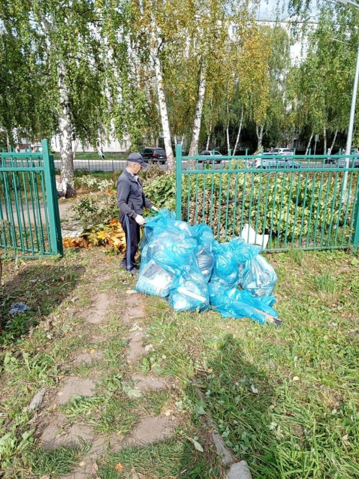 В Челнах провели субботник на кладбище времен Российской империи
