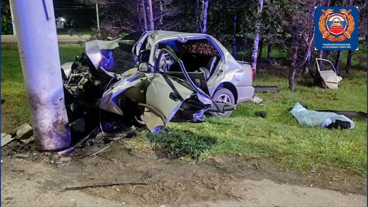В Челнах молодой водитель погиб в столкновении со столбом В Челнах молодой водитель погиб в столкновении со столбом