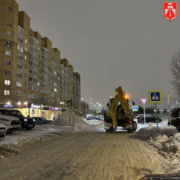 Более 140 единиц техники вышли на ночную уборку снега в Набережных Челнах