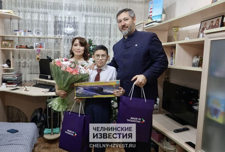 Олег Коробченко передал мальчику из Челнов подарки от министра энергетики РФ