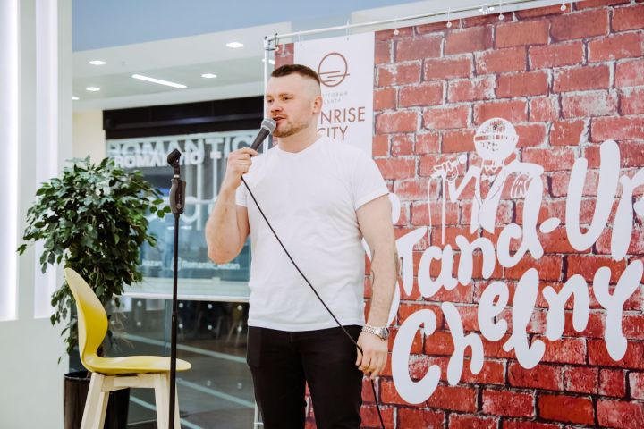 «Если рассмешил челнинцев, рассмешишь всех»: Семен Тимофеев о стендапе в Челнах