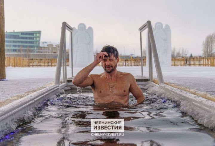 Как безопасно окунуться в прорубь на Крещение: разъяснения специалистов