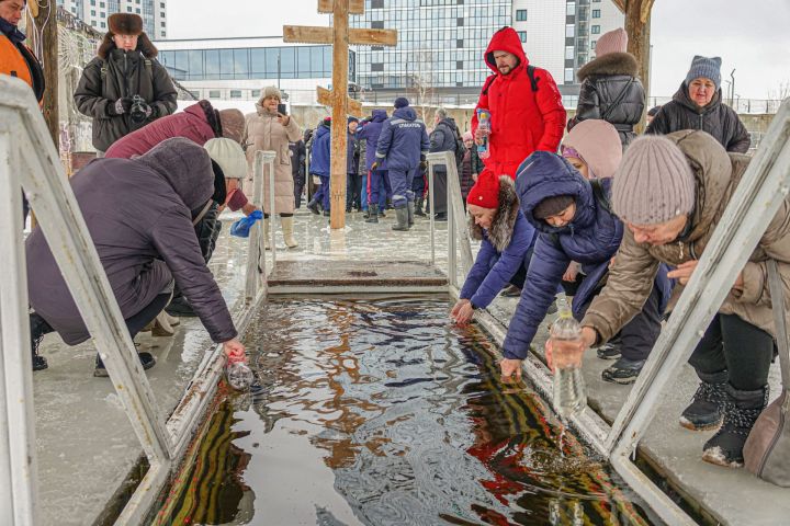 Как правильно хранить и использовать крещенскую воду: советы священника