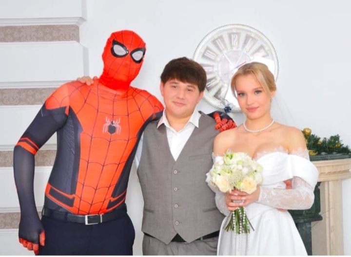 В Челнах друг жениха приехал в загс в костюме Человека-паука
