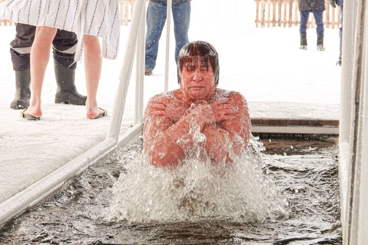 Крещенские купания в Челнах: снежные ангелы и освященная вода на Мелекеске