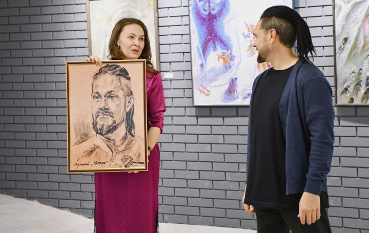 В Картинной галерее Челнов ветерану СВО вручили портрет