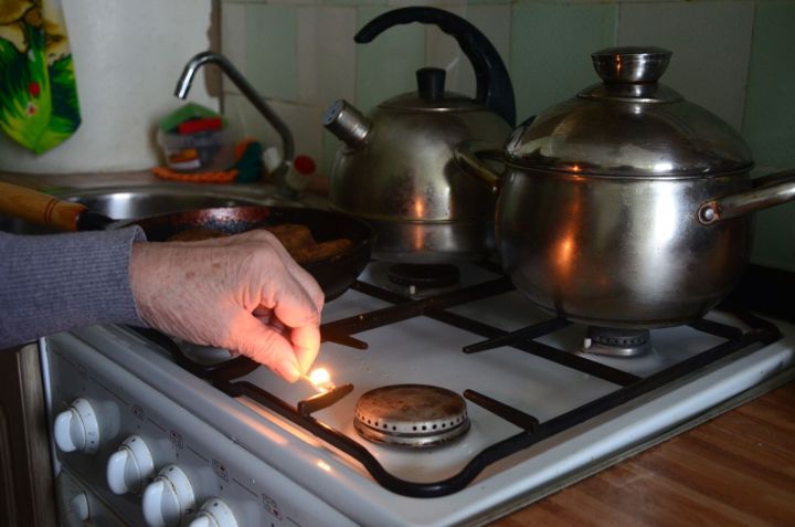 Взрывоопасная соседка: в Татарстане пенсионерка год живёт без газа