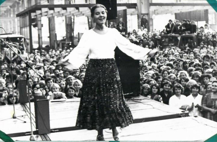 Сенчина в цеху, Ярмольник в АБК и Куклачев: редкие фото звезд в Челнах