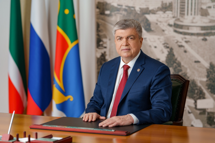 «Этот день озарен надеждой»: Наиль Магдеев поздравил челнинцев с Рождеством