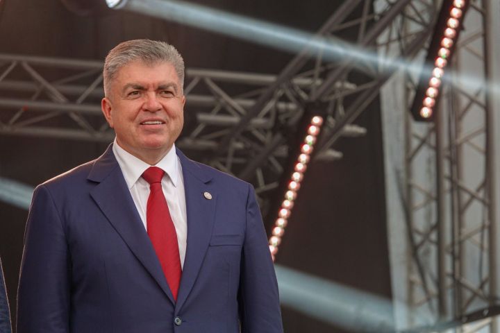 Нейросеть собрала интересные факты о мэре Челнов в день его рождения