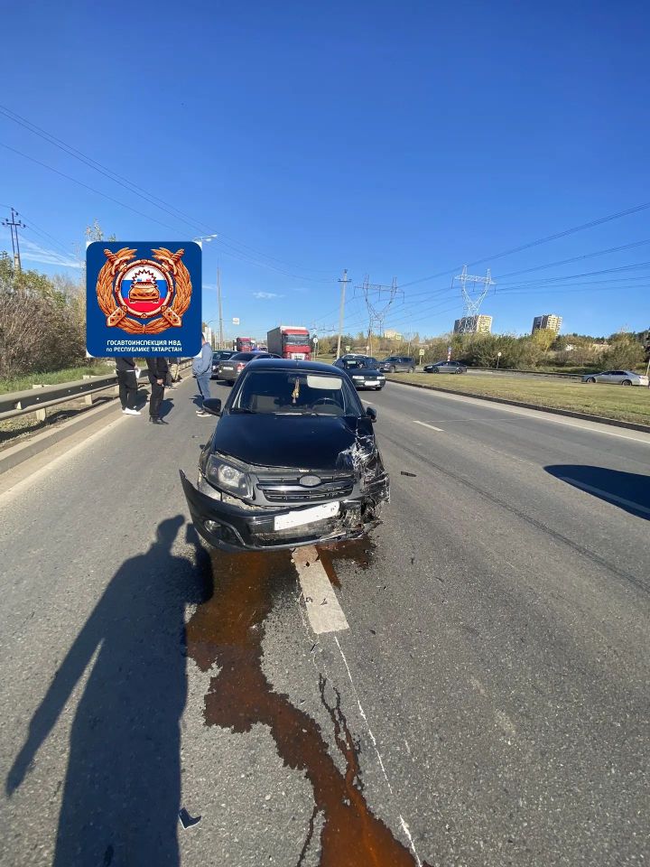 Две «Гранты» столкнулись при развороте в Челнах