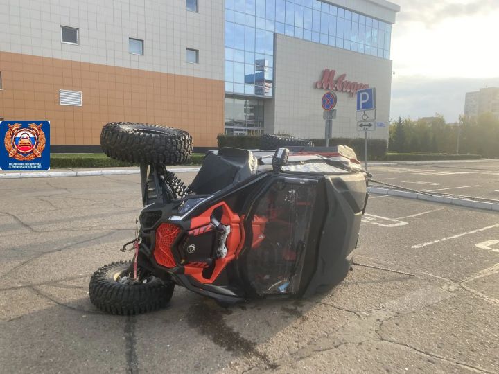 Снегоболотоход перевернулся на парковке торгового центра в Челнах