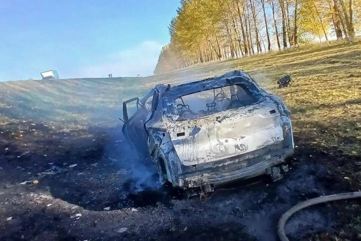 Водитель погиб, вылетев из машины после удара о грузовик