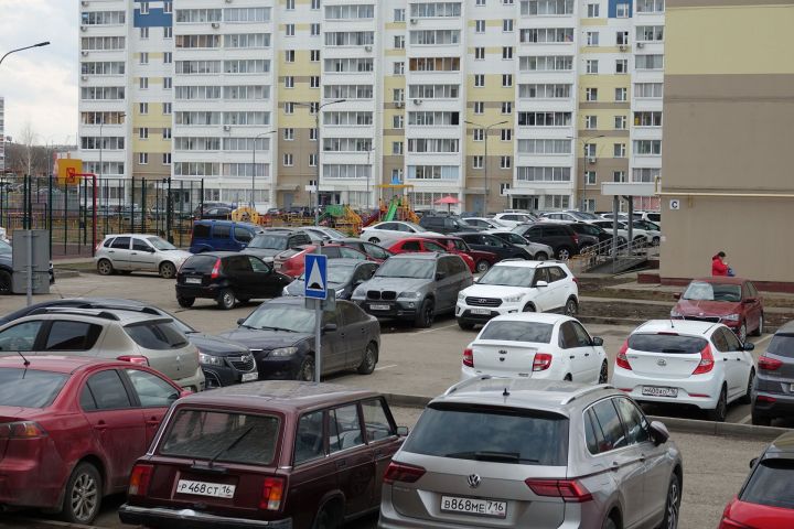В Татарстане изучат условия парковки у жилых домов через анонимный опрос