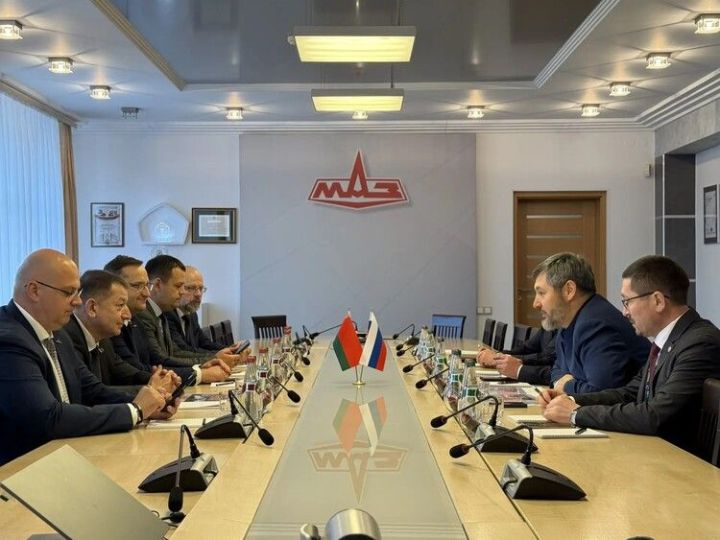Глава Минпромторга Коробченко в Минске обсудил сотрудничество «КАМАЗа» и «МАЗа»
