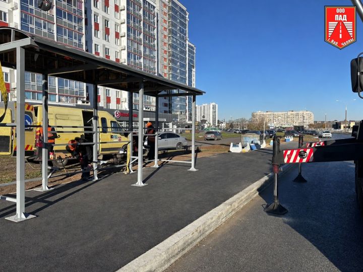 На Сармановском тракте в Челнах начали установку остановочных павильонов