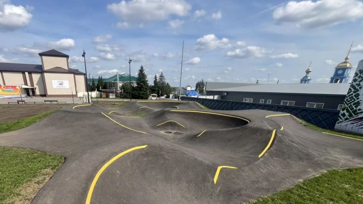 В Тюлячах благоустроили центральный парк с памп-треком