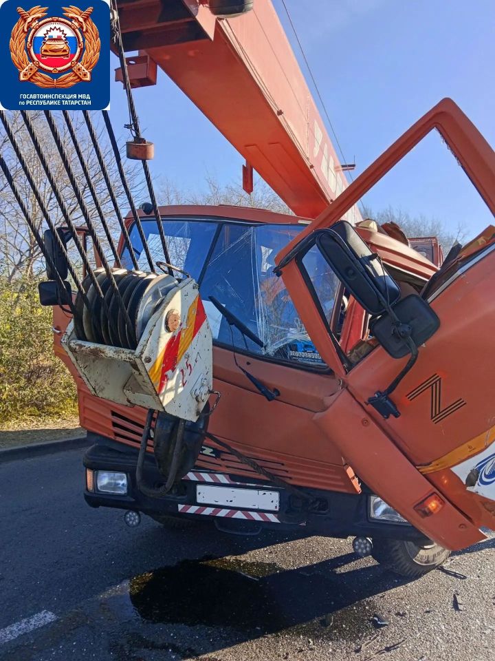 В Челнах пассажирка автобуса пострадала в столкновении с автокраном