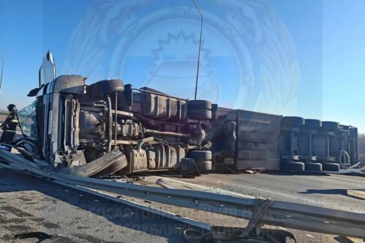 Фура Scania опрокинулась на трассе М-7 в Мензелинском районе: водитель в больнице