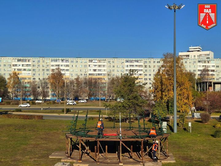 В Челнах начали собирать главную елку на площади Азатлык