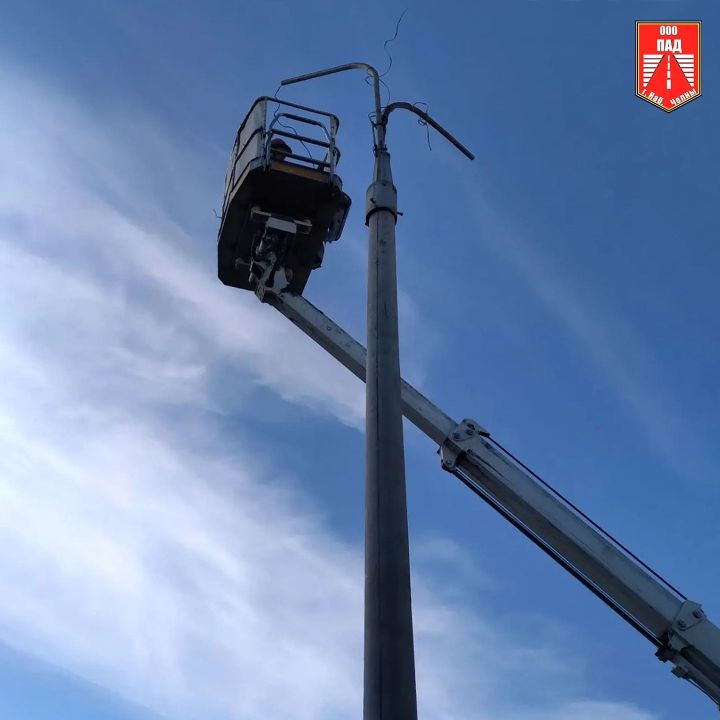 На проспекте Чулман в Челнах заменили снесенную опору освещения