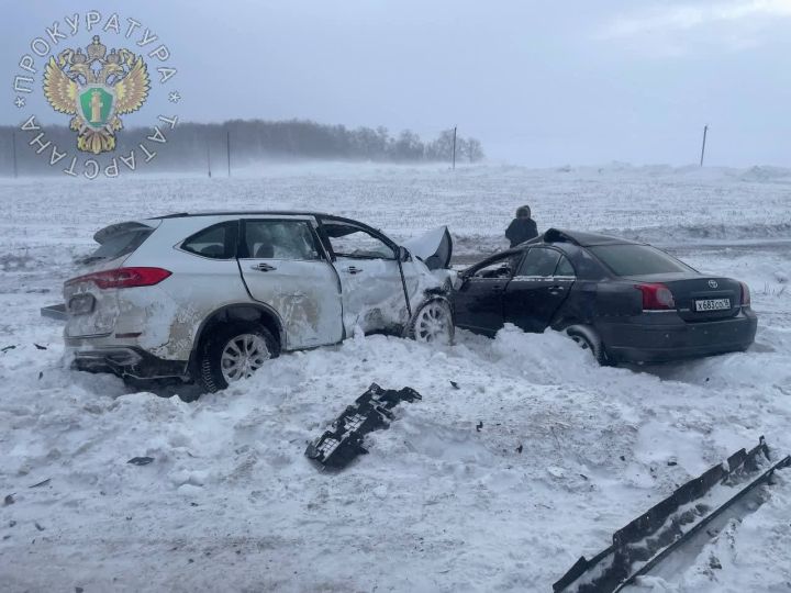 Четыре человека, включая 15-летнего подростка, пострадали в ДТП в Татарстане