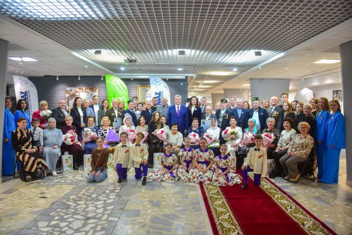 Строили заводы и берегли любовь: в Челнах поздравили семьи-долгожители