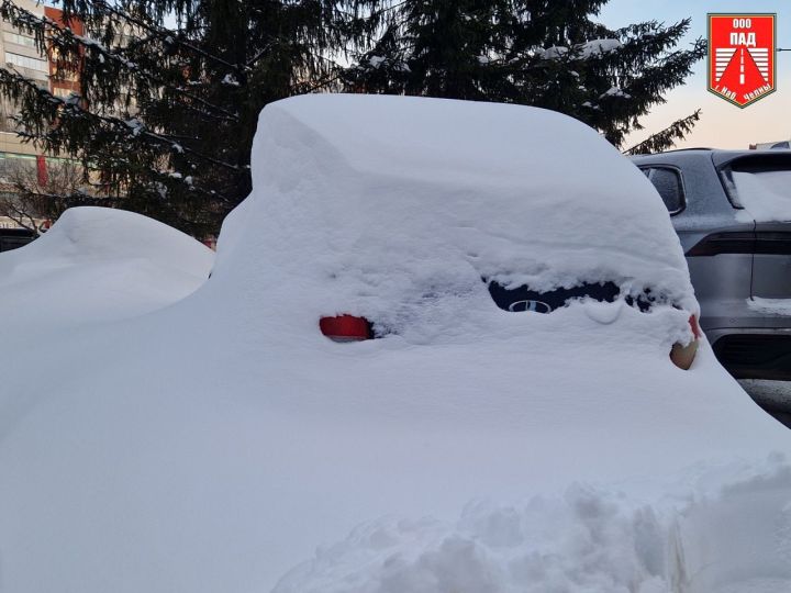 Дорожники показали автосугробы, мешающие очистке улиц
