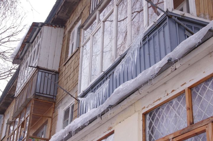 В Челнах инспекторы жилинспекции мониторят дворы с нечищеными от снега крышами