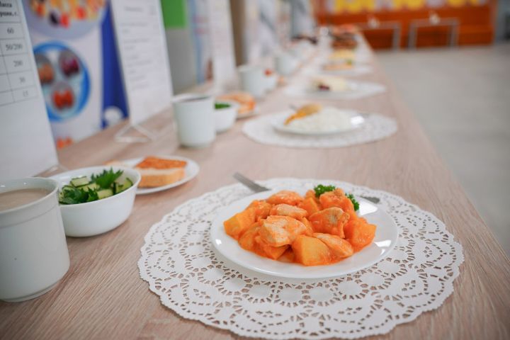 В Набережных Челнах могут расширить льготы на питание школьников и детсадовцев