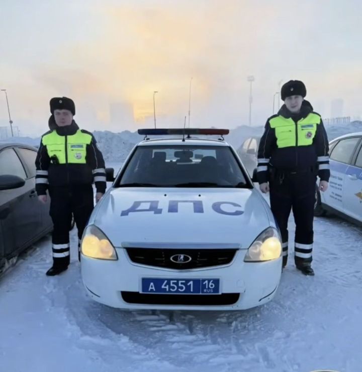 В Татарстане гаишники помогли девушке дотолкать «Ладу» до АЗС
