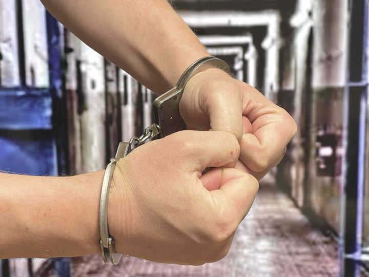 Угрожал пистолетом ребенку: челнинца осудили за грабеж ларька с кукурузой