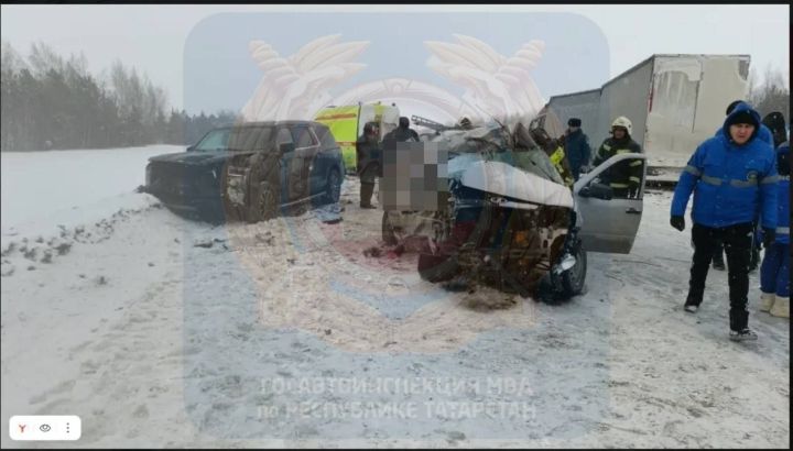 Водитель и пассажир легковушки погибли в тройном ДТП в Татарстане