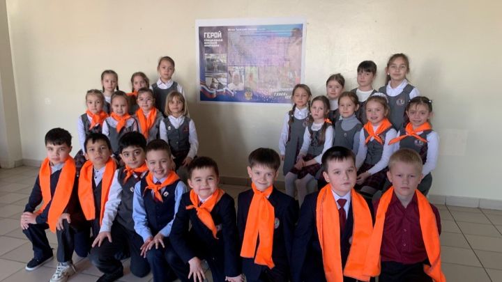 Школьник из Челнов с одноклассниками сделал стенгазету про папу – воина СВО