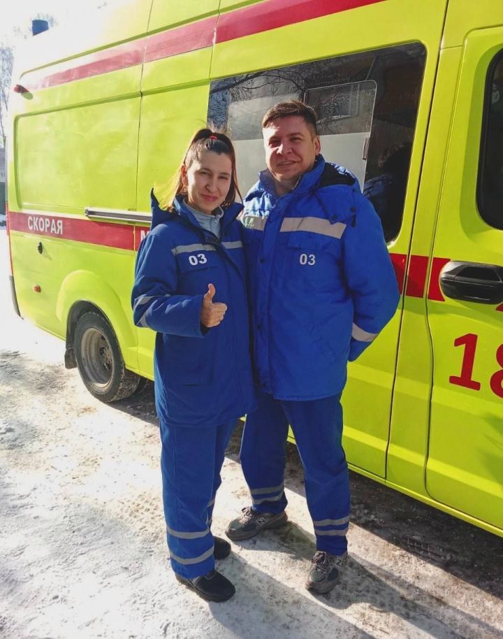 Мальчика назвали Ильмиром: в Челнах бригада скорой приняла роды в машине