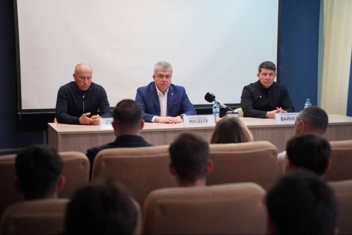 Наиль Магдеев провел встречу с футболистами «КАМАЗа» перед стартом второго круга
