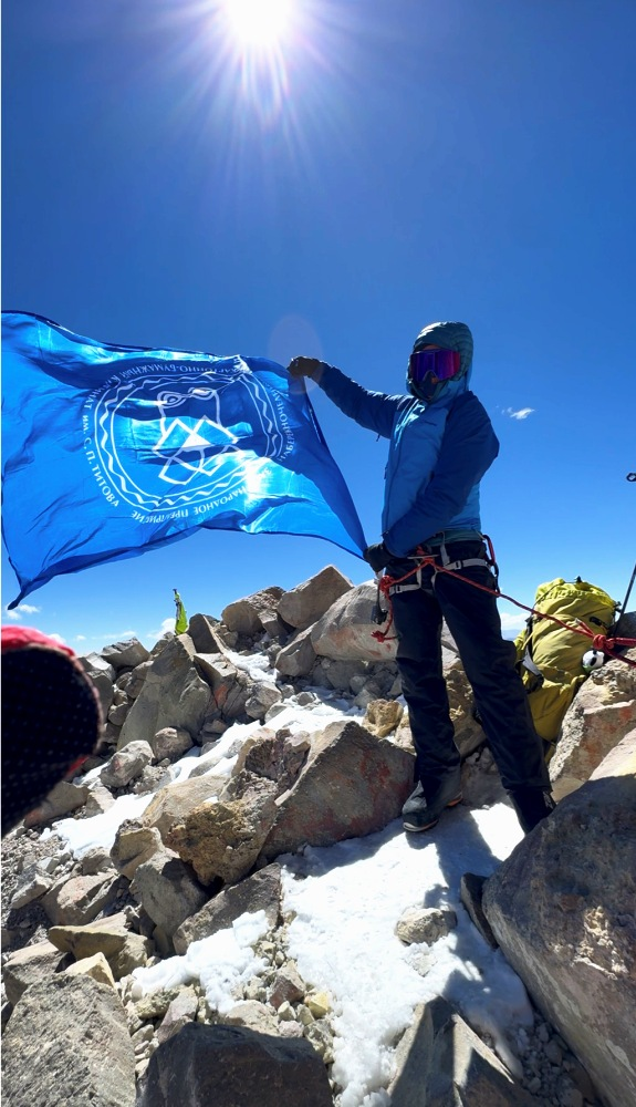 Флаг челнинского КБК установили на вершине высочайшего вулкана в Андах