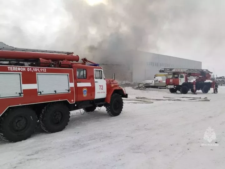 В Челнах на Мензелинском тракте горел склад