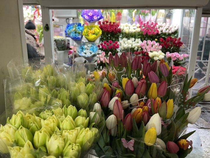 Экзотика вытесняет тюльпаны: что покупают в Челнах к 8 марта