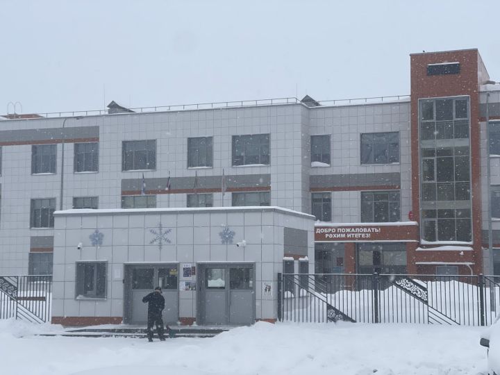 «Кроме сухаря мы ничего не нашли»: в школах Челнов теперь осматривают рюкзаки