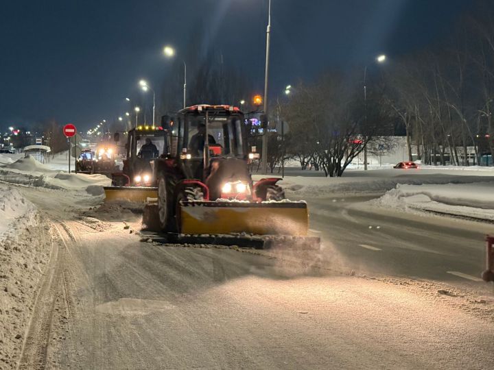 Ночной дозор: Фарид Салахов проверил, как чистят от снега проспекты Челнов