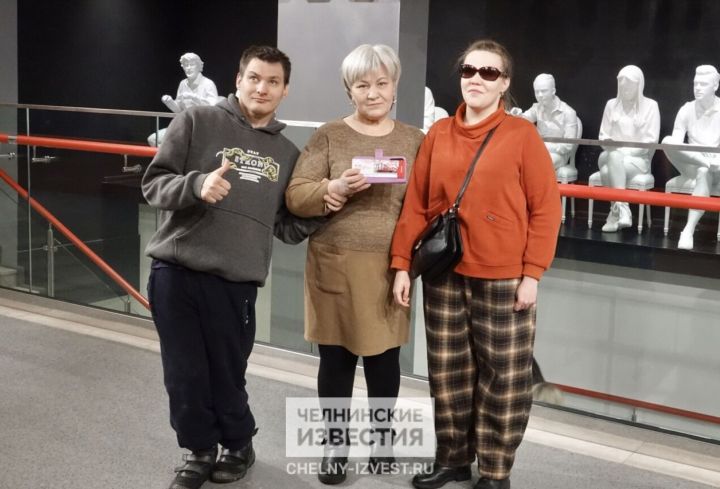 Мечта сбылась: «Челнинские известия» помогли семье попасть в театр «Мастеровые»