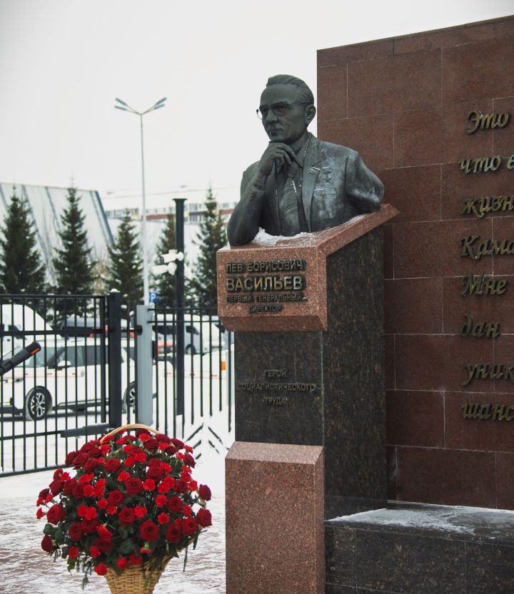 101 год со дня рождения: камазовцы возложили цветы к бюсту Льва Васильева